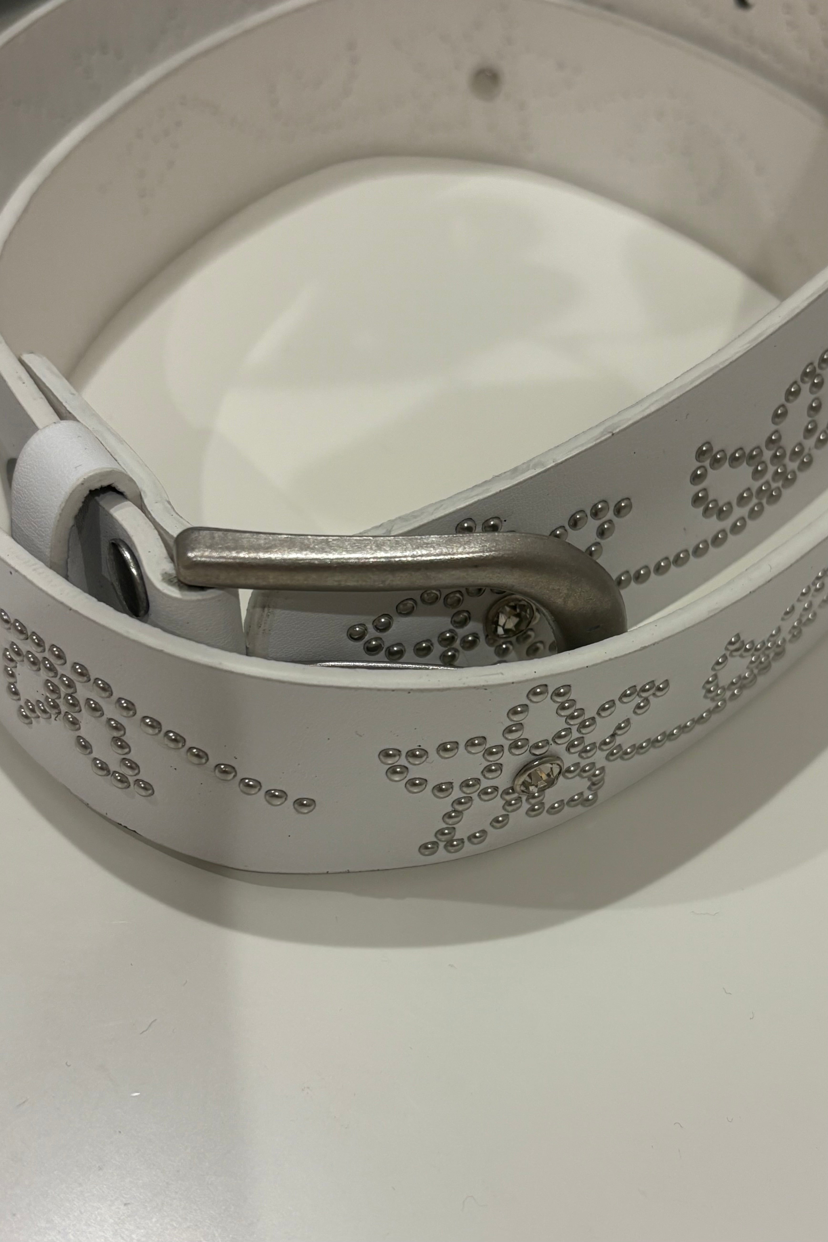 スタッズフラワーホワイトレザーベルト KR15514