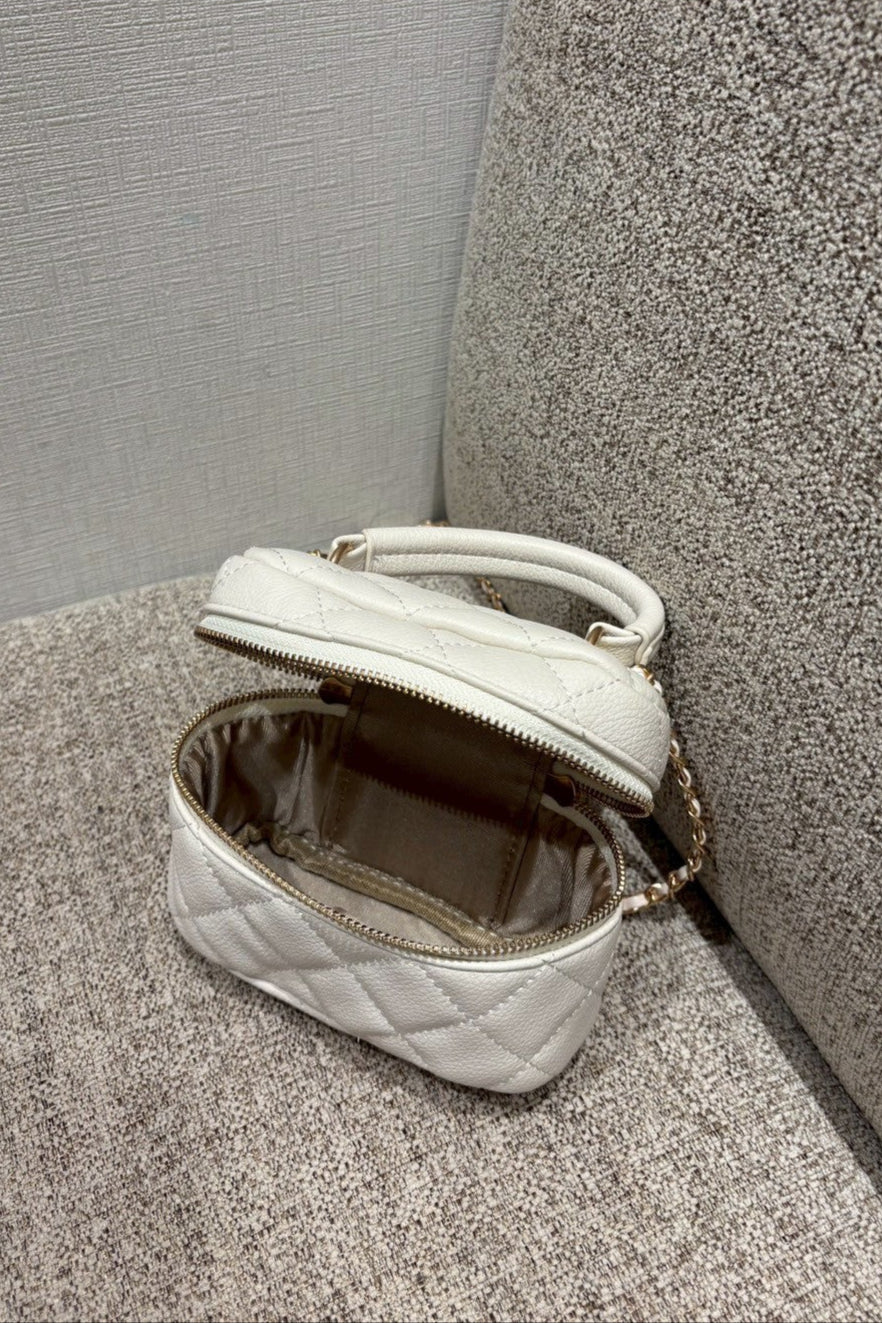 ホワイトキルティングバニティバック KR11499