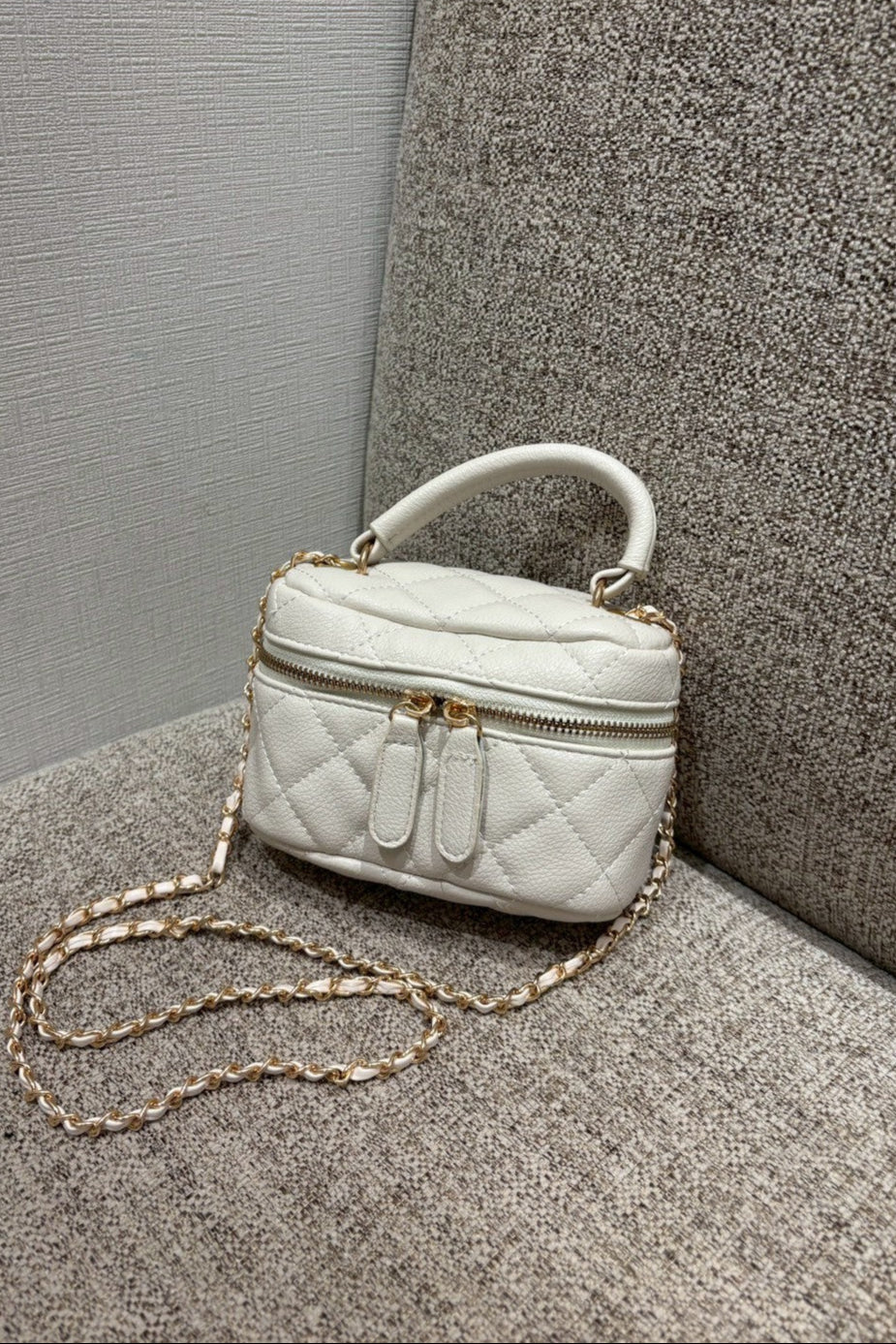 ホワイトキルティングバニティバック KR11499
