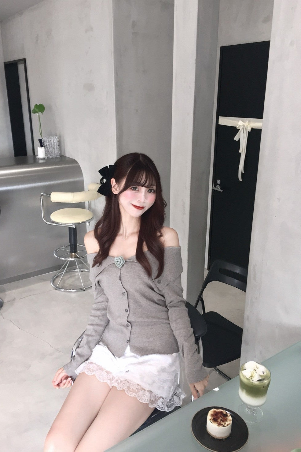 フラワーボタンオフショルカーディガン KR12132