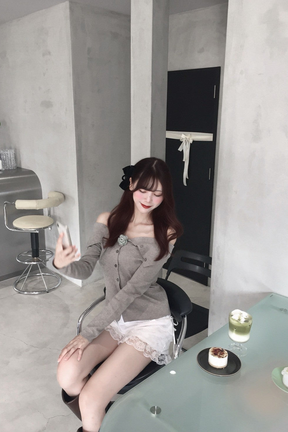 フラワーボタンオフショルカーディガン KR12132