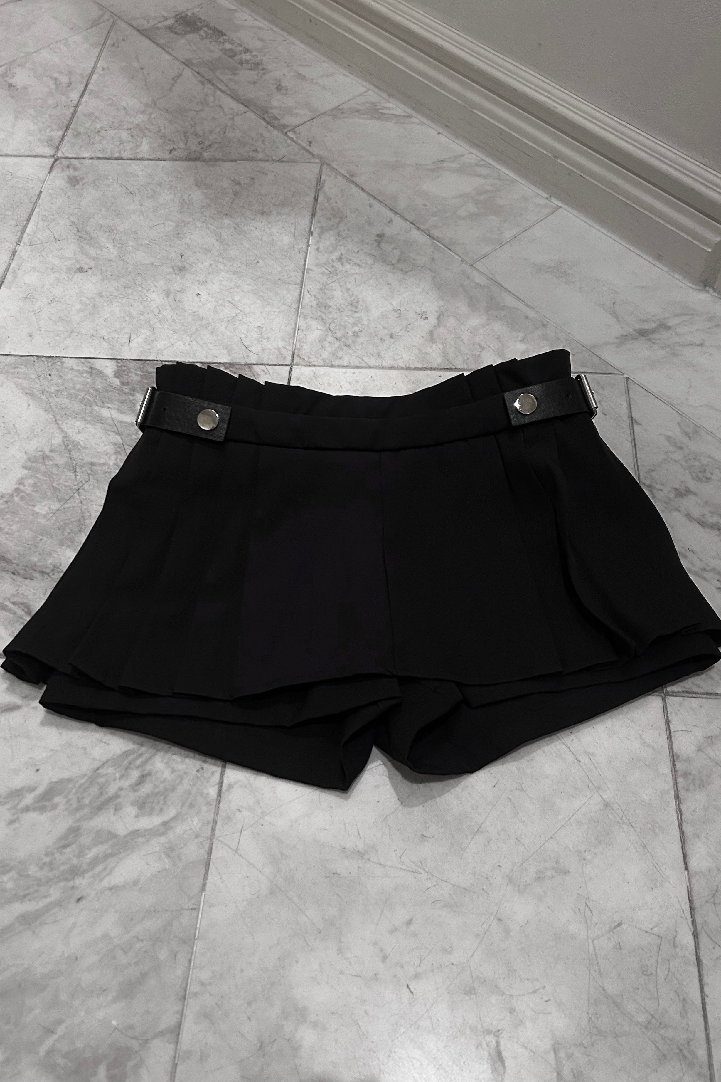サイドバックルプリーツミニスカート KR15406