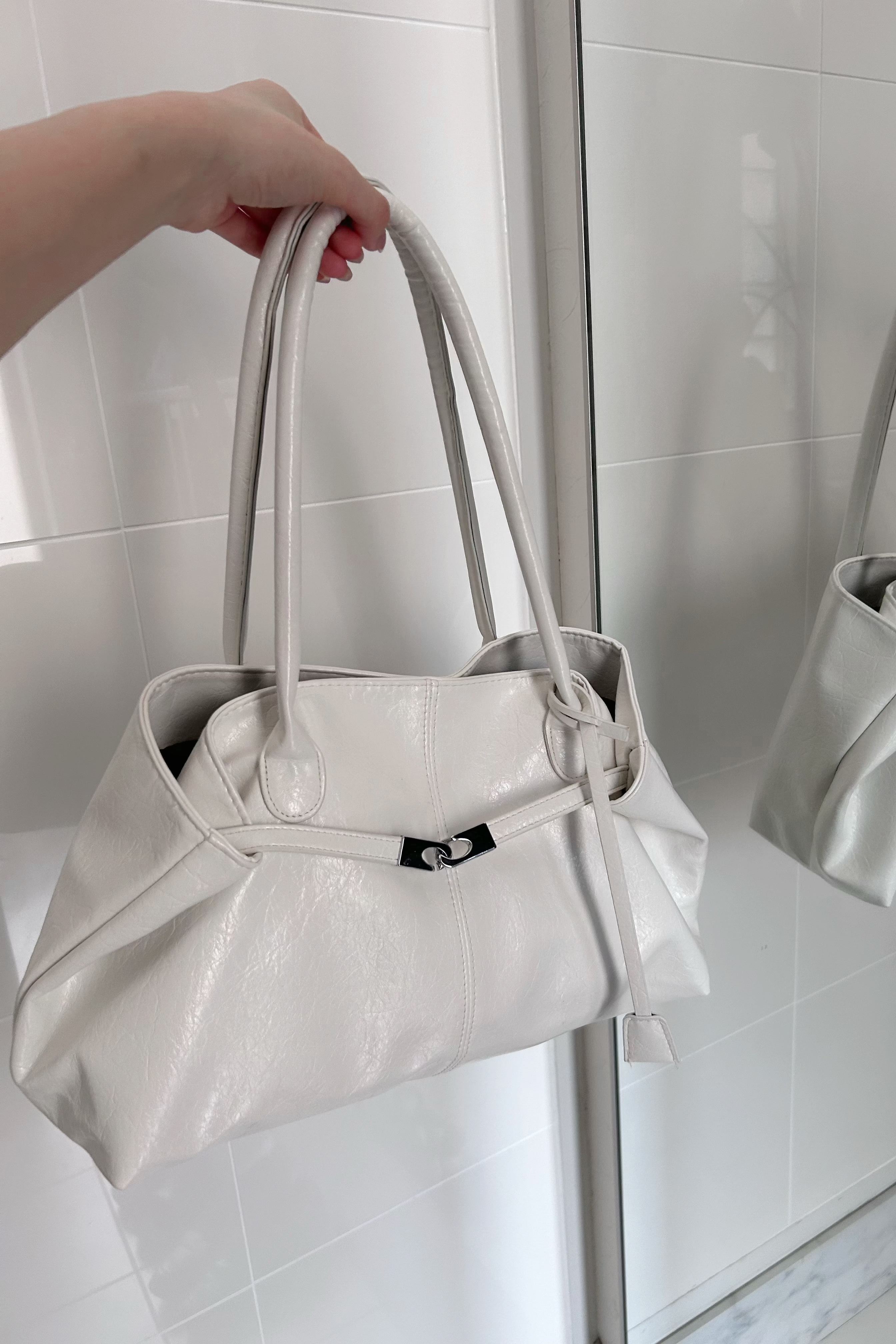 シルバーバックルデザインハンドバッグ KR15309