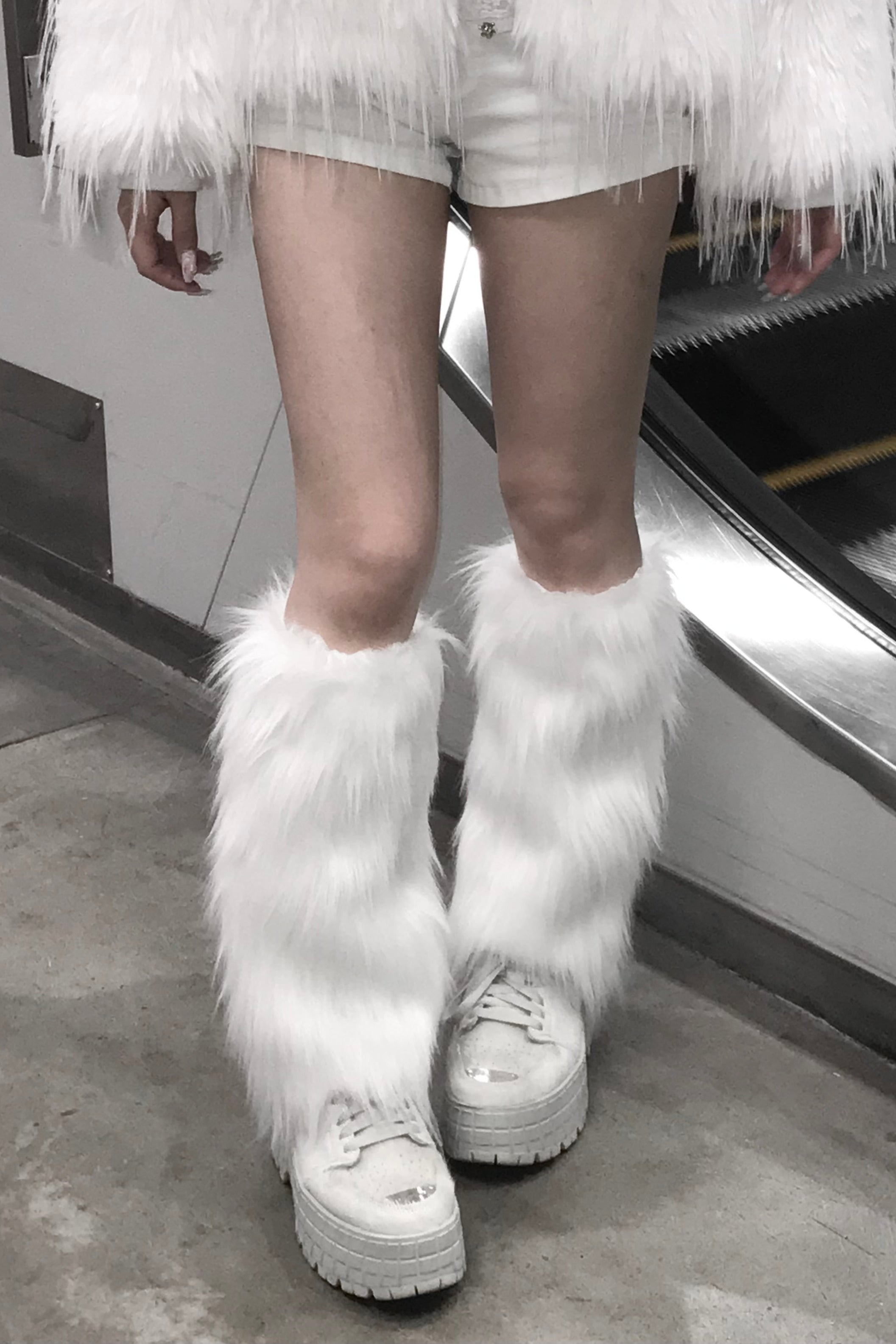 d.i.a ダイア レッグウォーマー フェイクファー　ギャル付き 白　ホワイト レッグウォーマー ファーレッグ ファー 白 ホワイト コスプレ ギャル