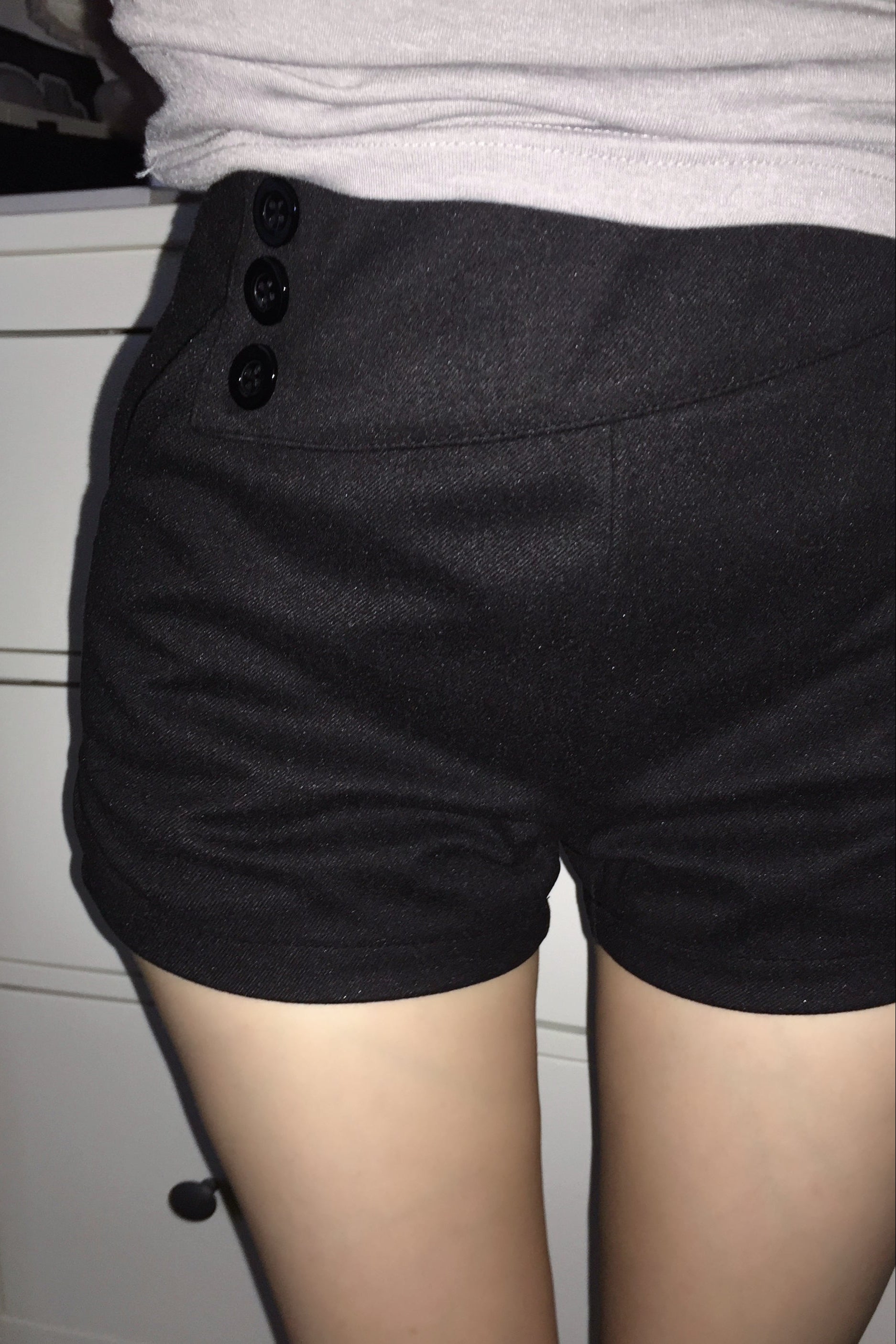 ハイウエスト ショートパンツ 黒 デザインボタンハイウエストショート